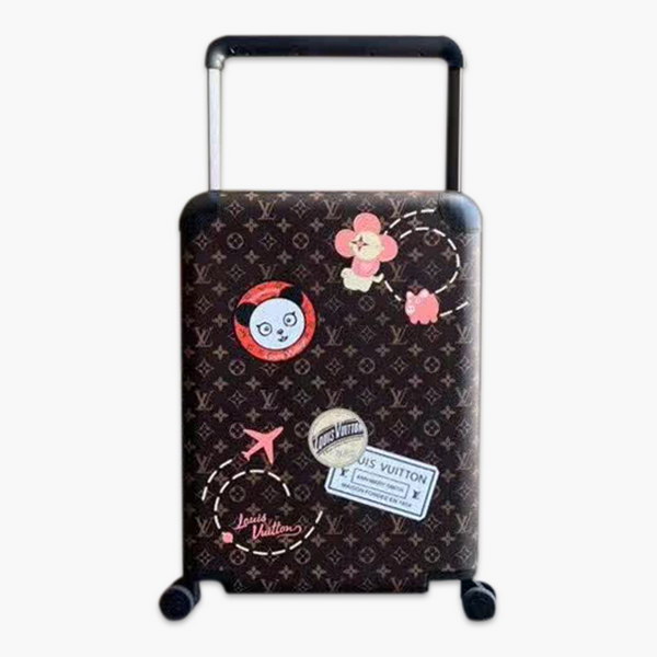 商品Alt模板：路易威登/LV Horizon 50拉杆箱，以个性创意革传奇经典，为标志性Monogram帆布点缀旅行贴饰，皮革边角保护和超大外置拉杆丰富智慧细节，打造优雅且实用的旅行伴侣 - xtest